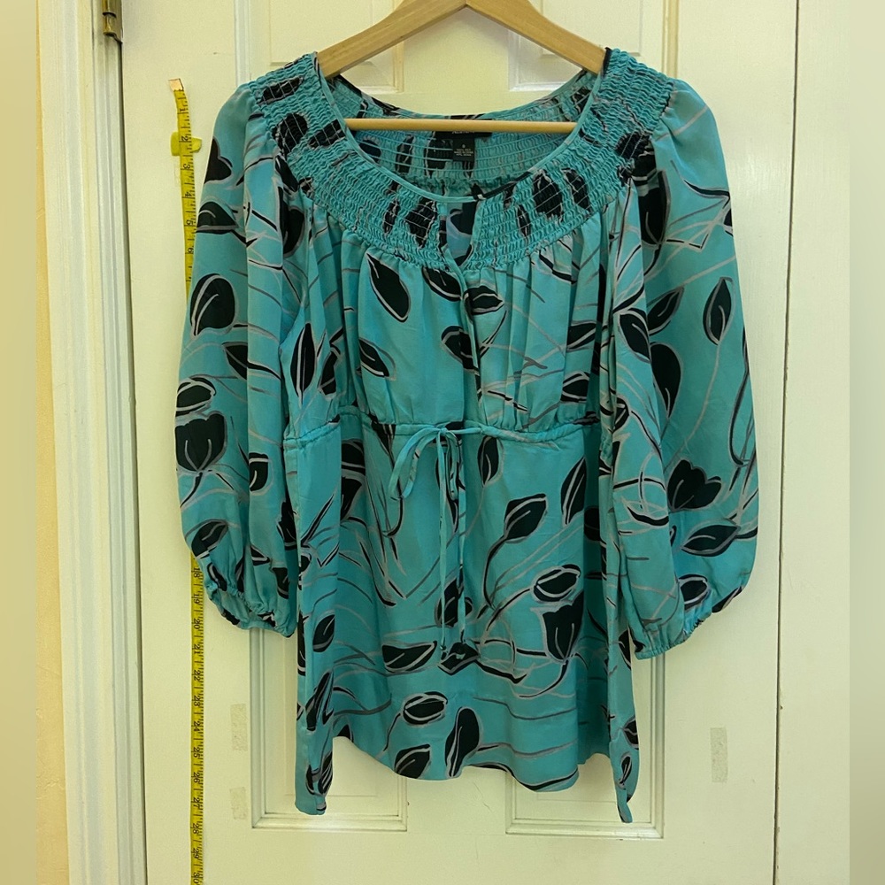 Alfani 100% Silk blouse peplum and beautiful tulip pattern with silver accent